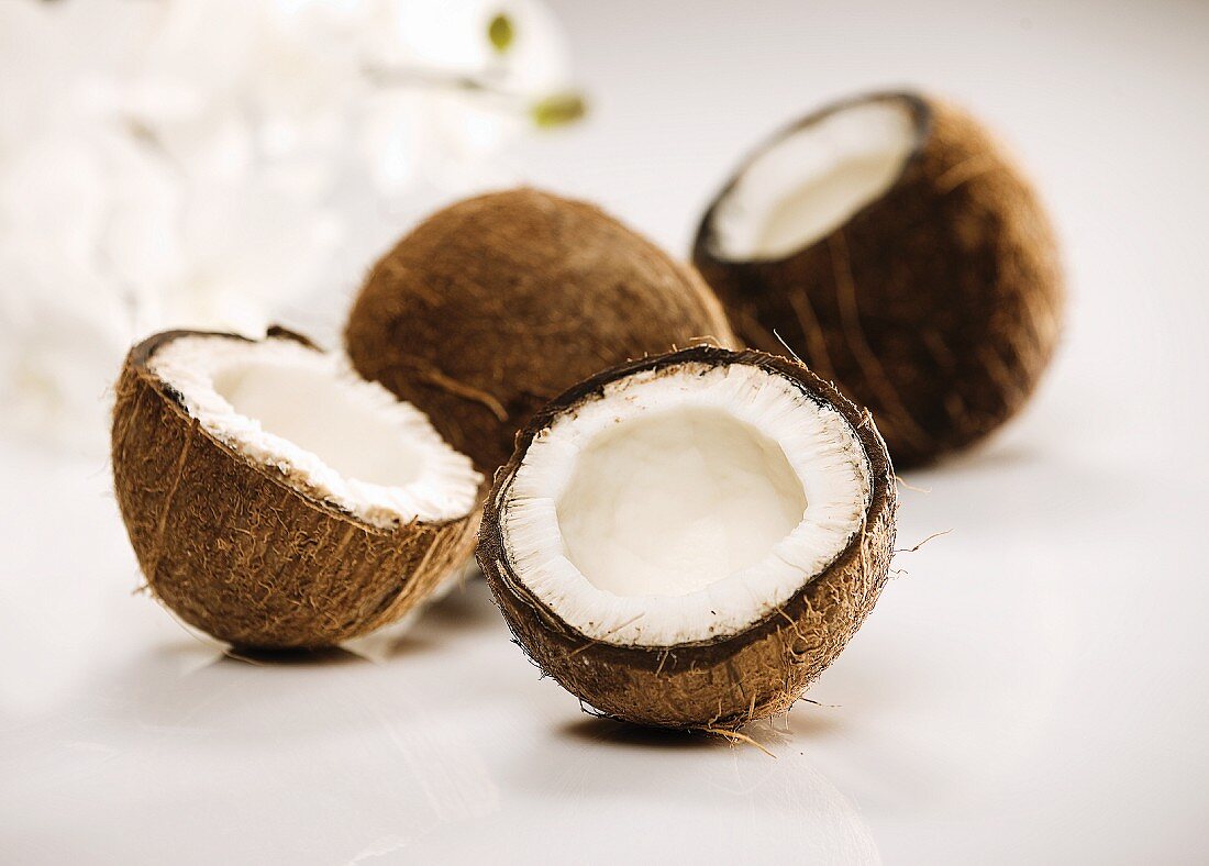 Aufgesägte Kokosnüsse