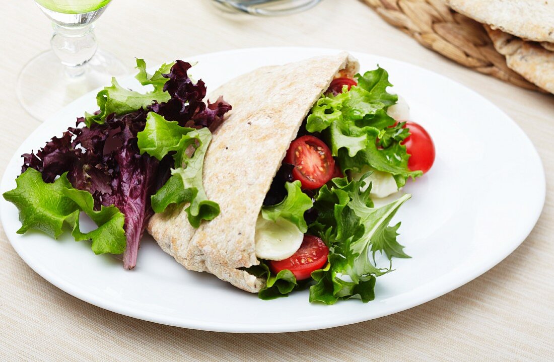 Pitabrot gefüllt mit Salat und Mozzarella