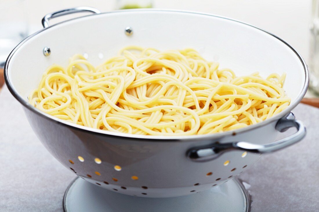 Gekochte Spaghetti in einem Küchensieb