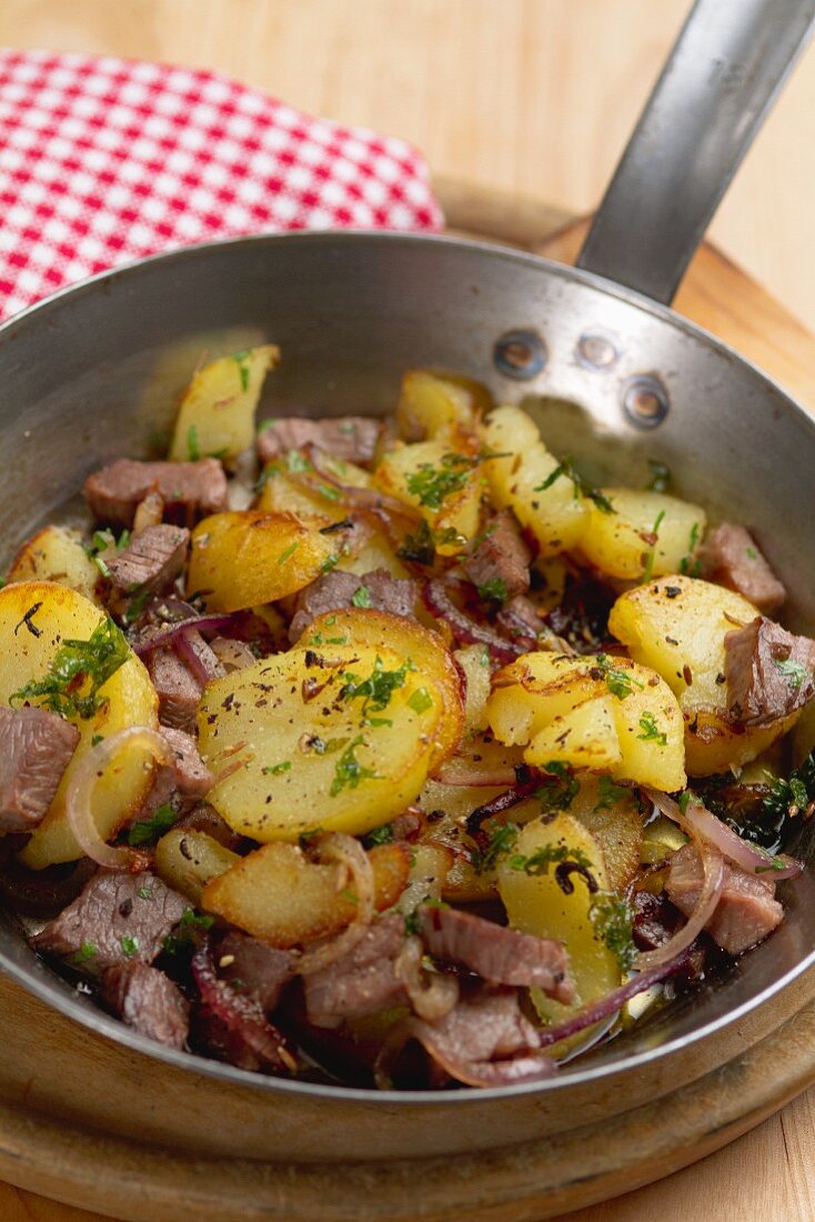 Tiroler Gröstl (Kartoffelpfanne mit Rindfleisch)