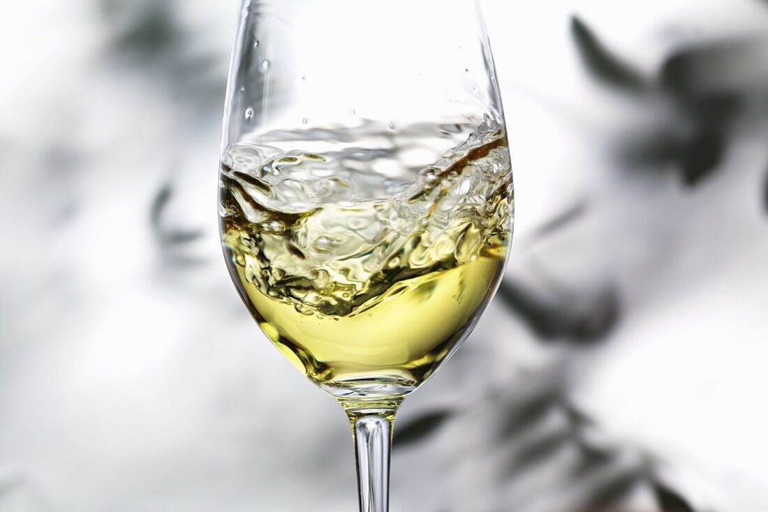 Weißwein im Glas schwenken