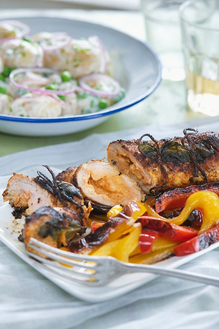 Schweinerollbraten mit Harissa und Paprikagemüse, dazu Kartoffelsalat