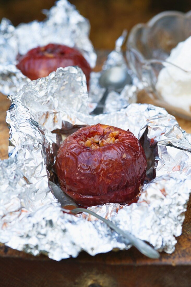 Bratäpfel mit Johannisbeermarmelade und Walnüssen