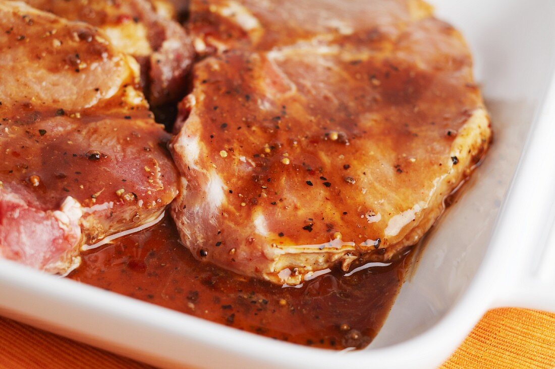 Rohe Schweinekoteletts in der Marinade