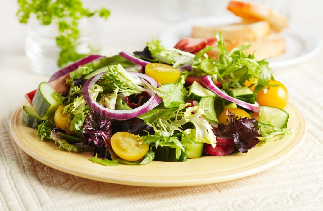 Gemischter Salat mit gelben Tomaten