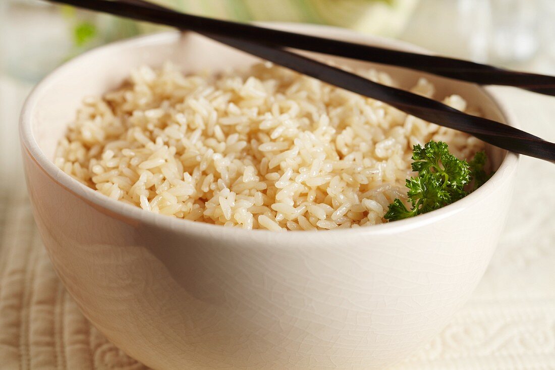 Brauner Reis in einer Schale