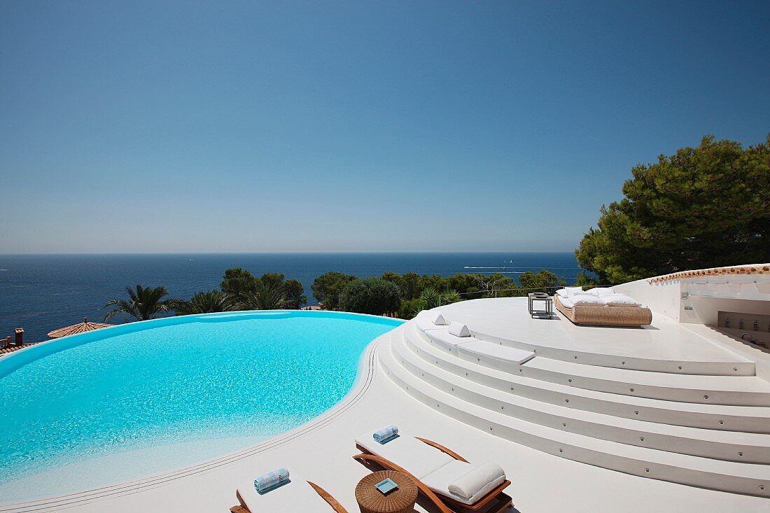 Moderne Terrasse mit Infinitypool und schönem Blick auf das Meer