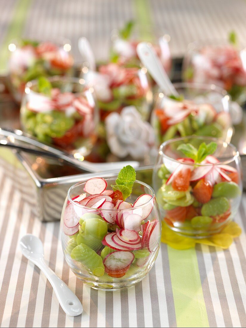 Bohnensalat mit Radieschen und Tomaten in Gläsern