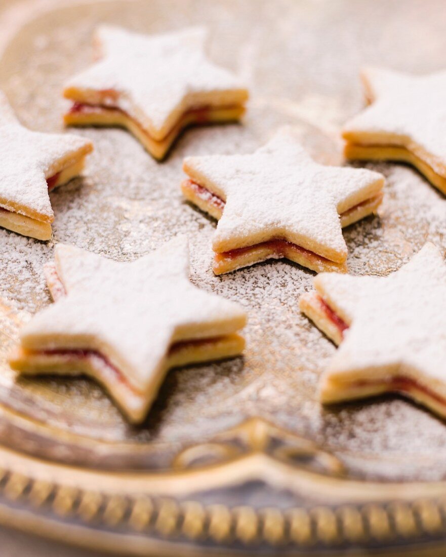 Star-shaped biscuits filled with jam