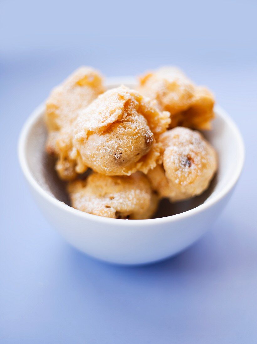 Deep-fried yeast pastries with raisins