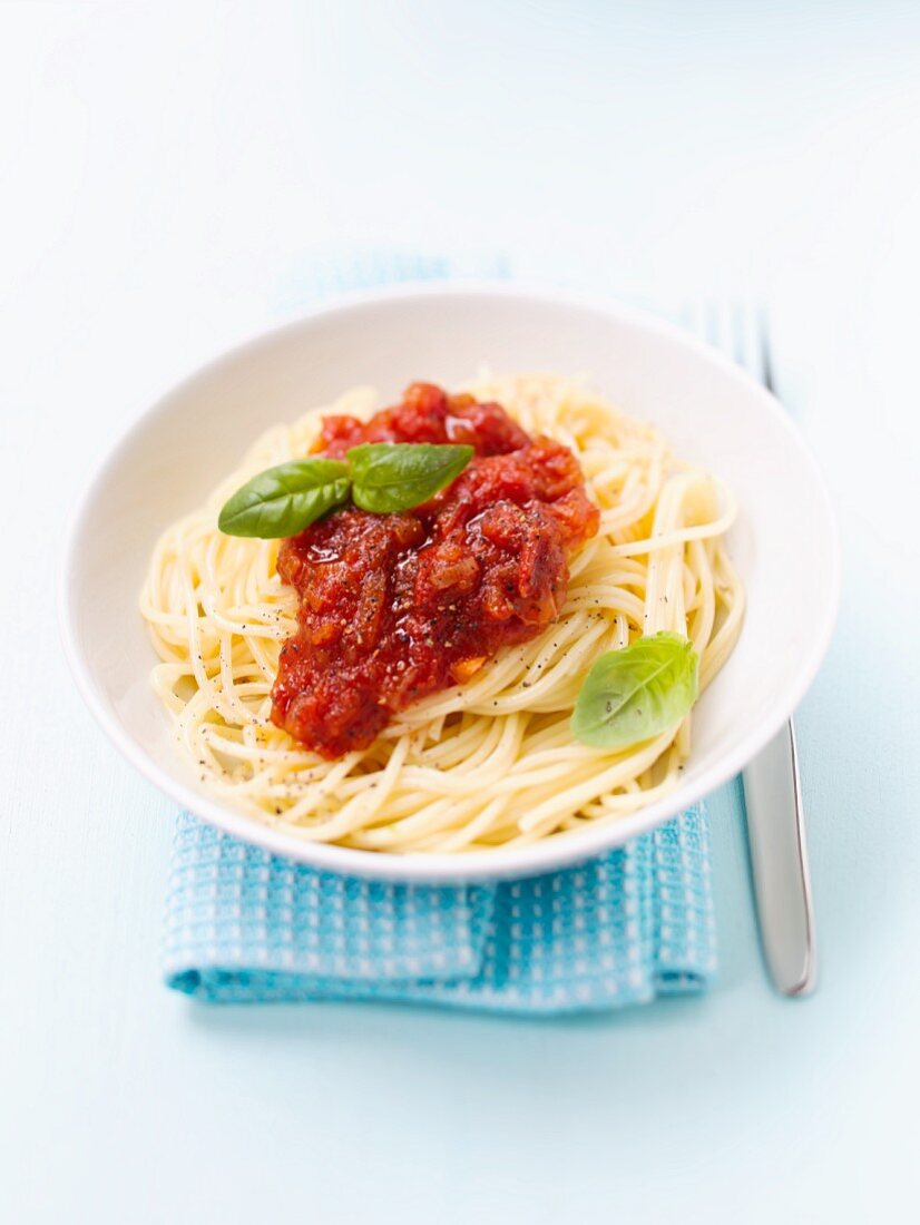 Spaghetti mit Tomatensauce und Basilikum