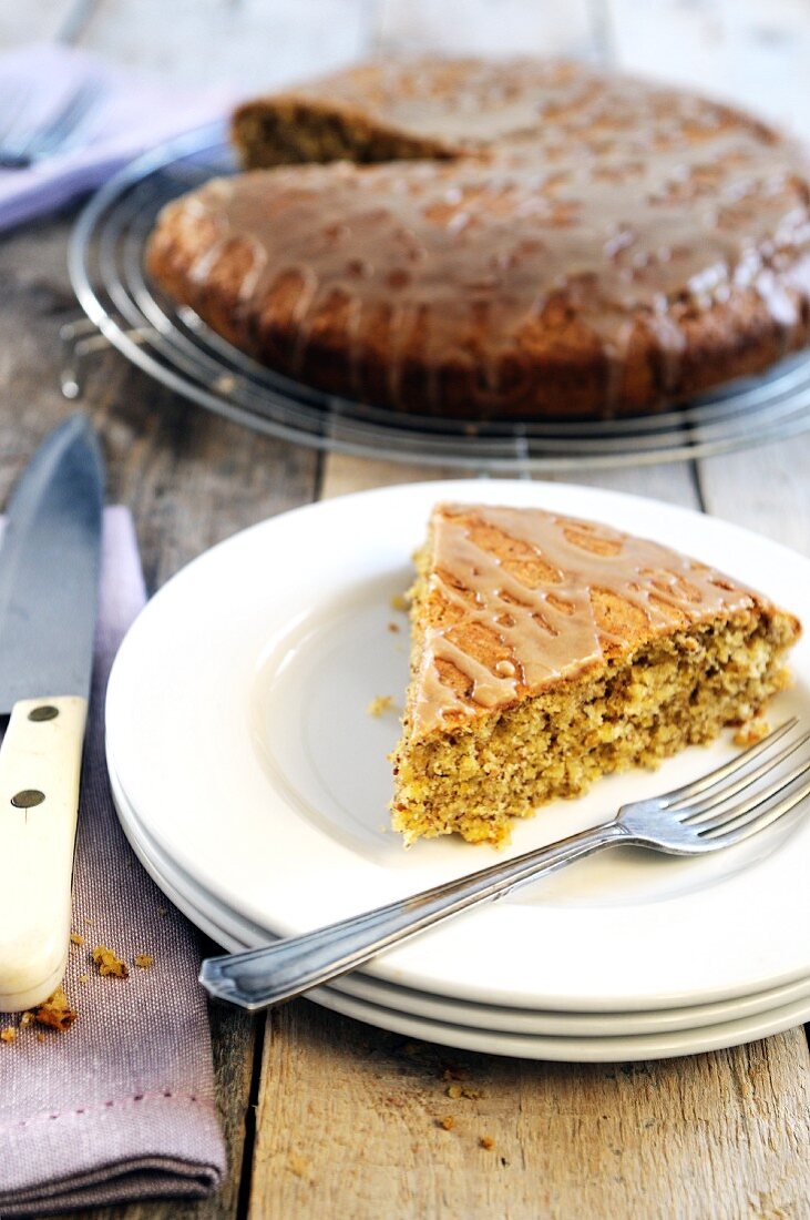 Haselnusskuchen mit Kaffeeglasur, angeschnitten