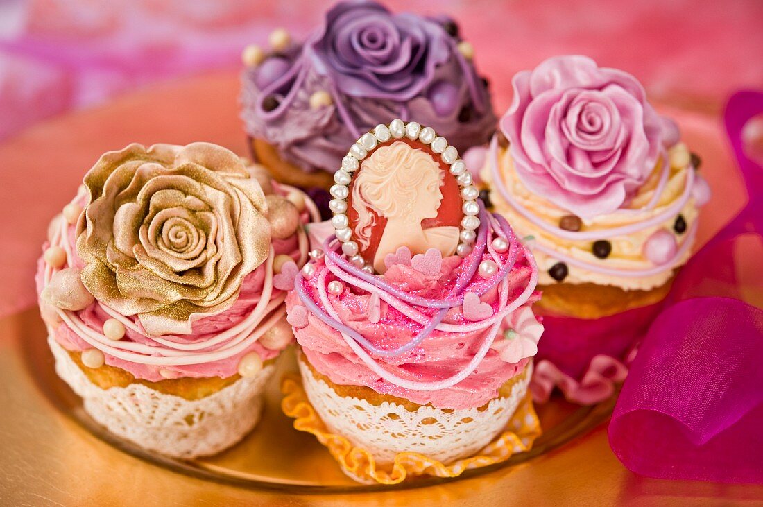 Festliche Cupcakes mit Buttercreme, Zuckerrosen und Medaillon