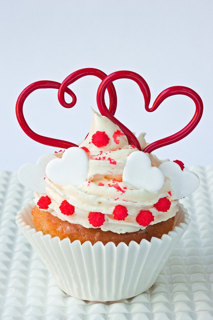 Cupcake mit Herzdeko zum Valentinstag