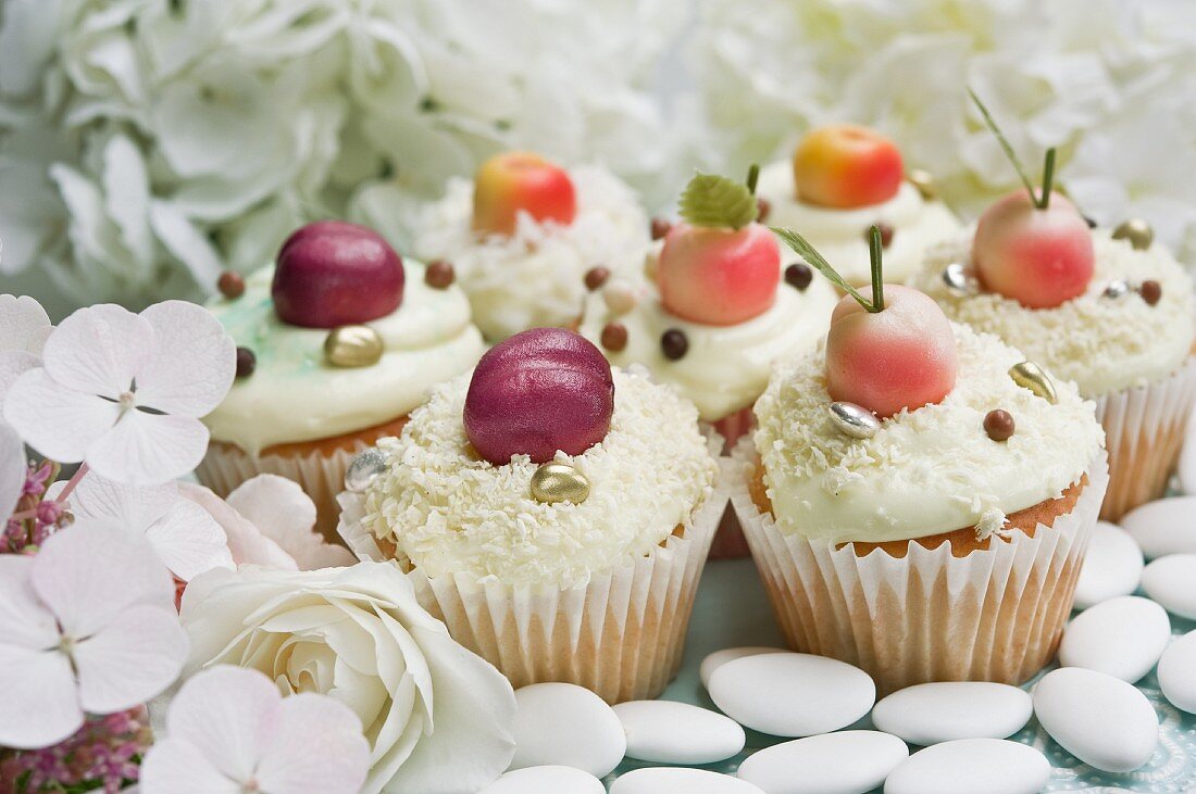 Cupcakes mit Marzipanfrüchten und Hortensienblüten