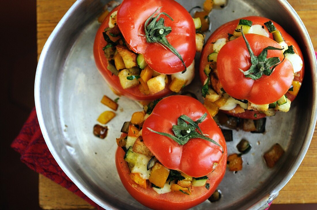 Gefüllte Tomaten mit Paprika, Auberginen, Zucchini und Croûtons