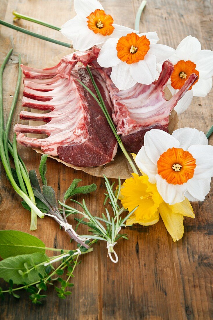 Lammfleisch mit Kräutern und Blüten