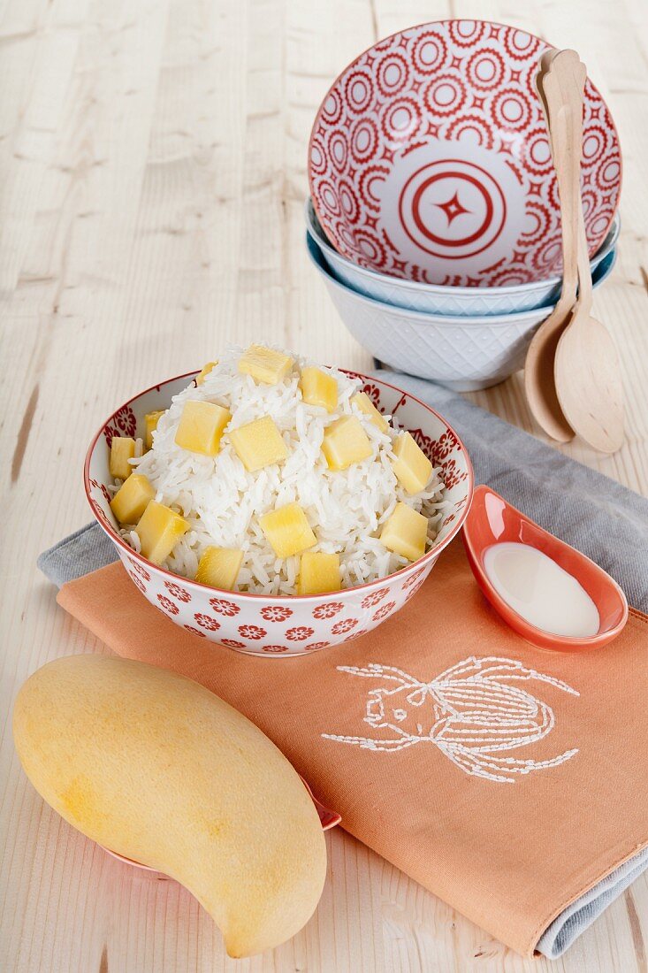 Thai mango with rice and coconut milk (Khaoniaoma-muang)