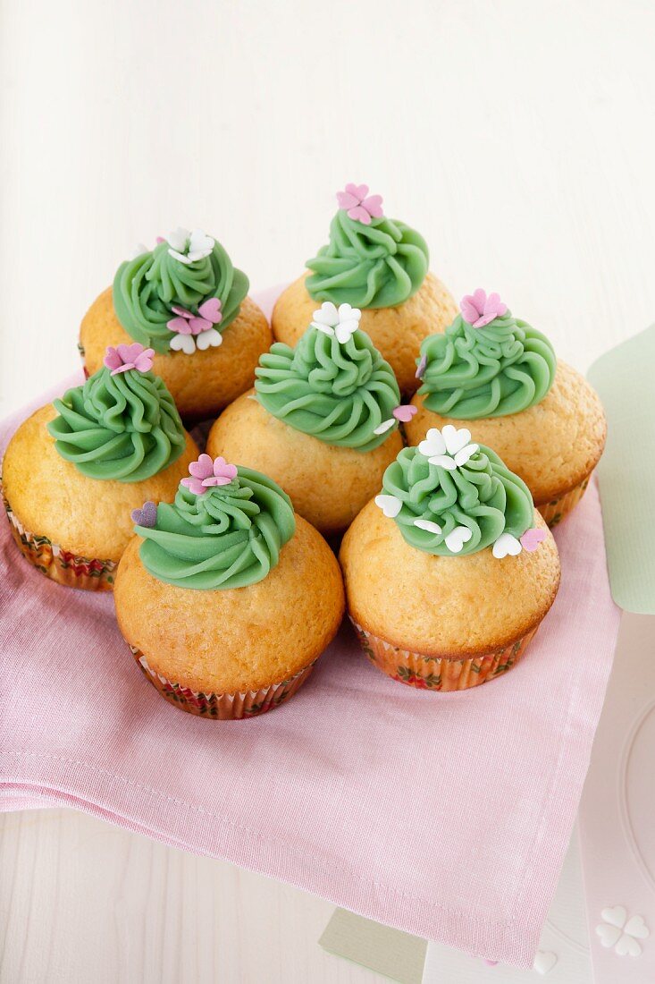 Limettencupcakes mit grüner Schokocreme und Zuckerperlen