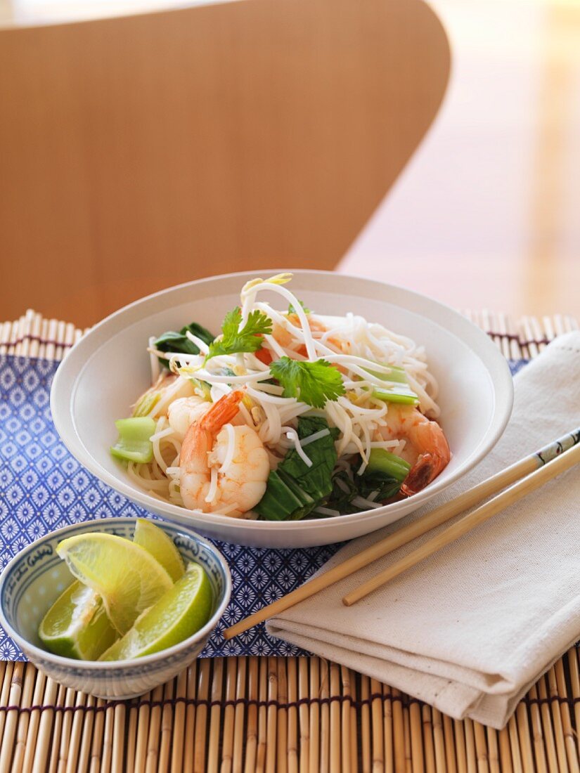 Rice noodles with king prawns and limes (Asia)