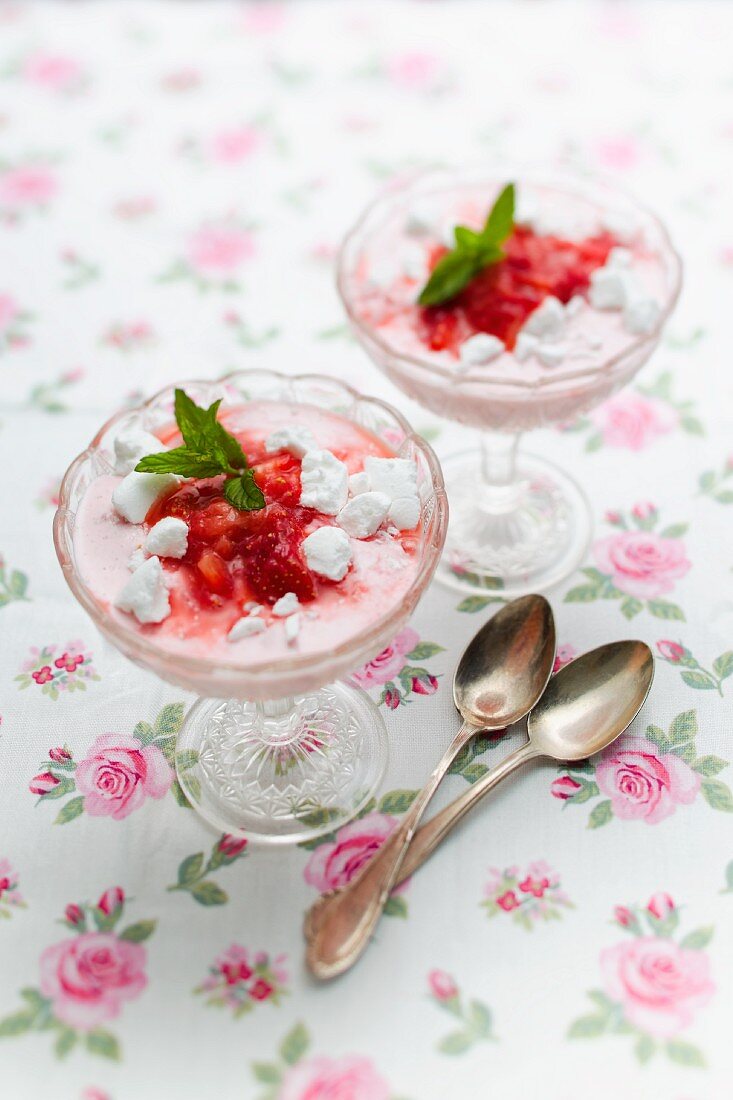 Strawberry dessert with meringue and quark