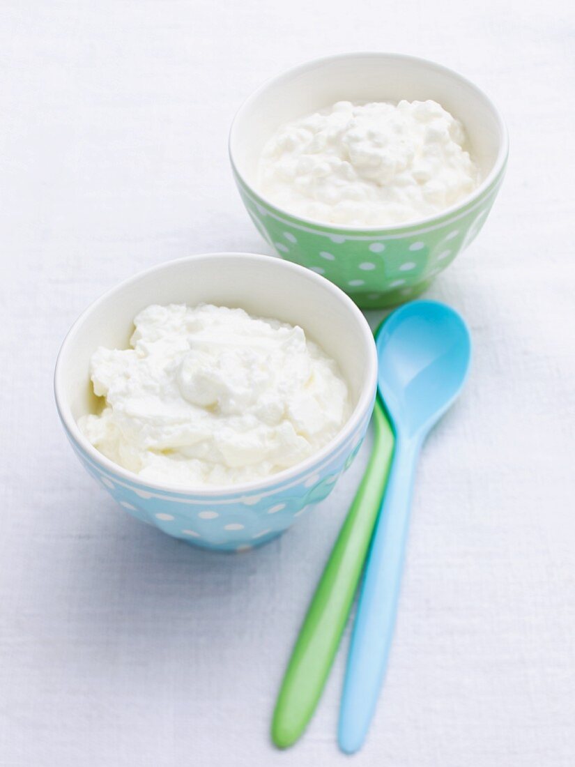 Quark and cottage cheese in bowls
