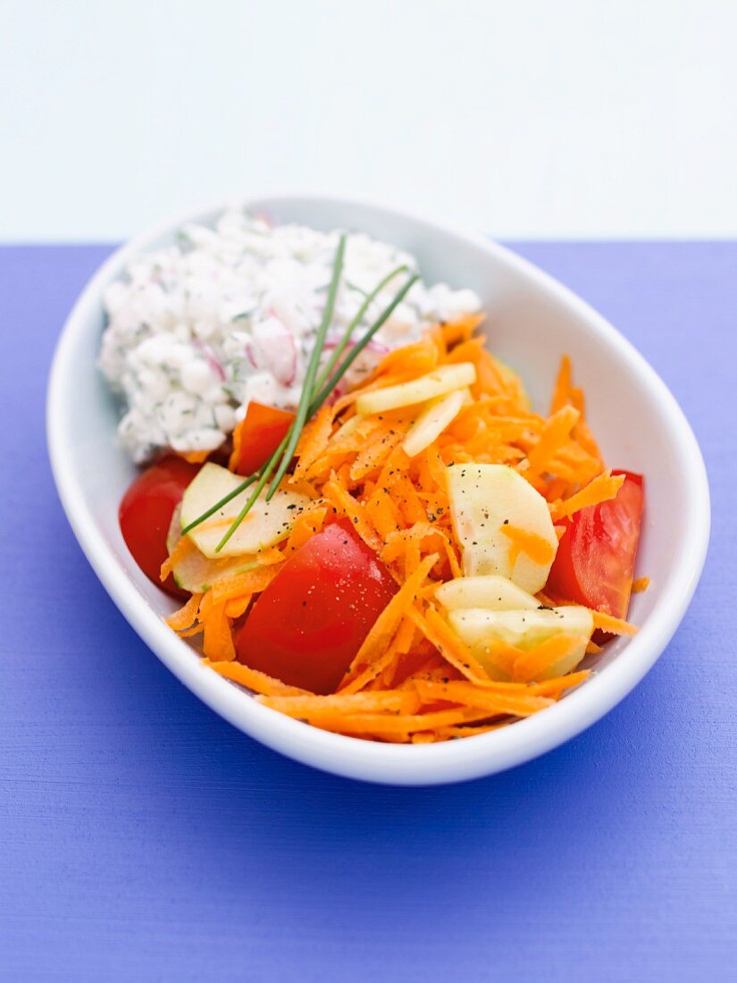 Raw vegetables with cottage cheese