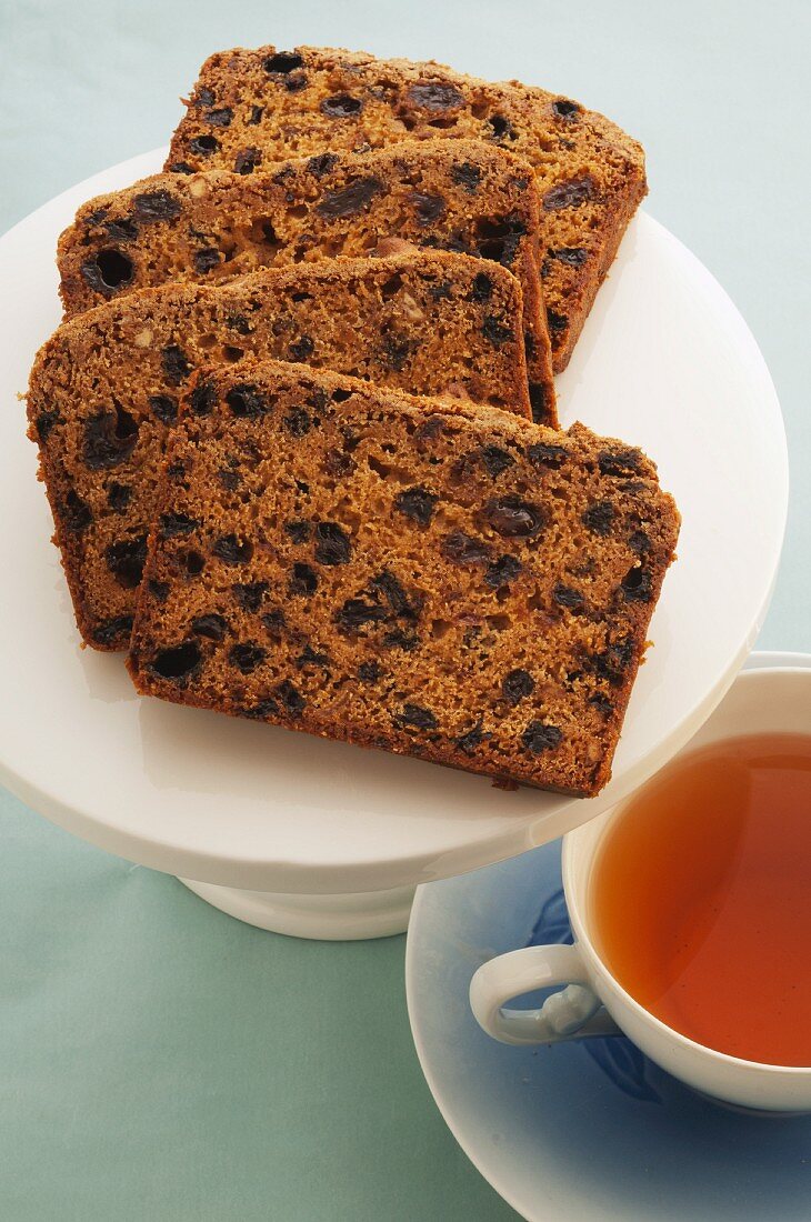 Gewürzkuchen mit Rosinen und eine Tasse Tee