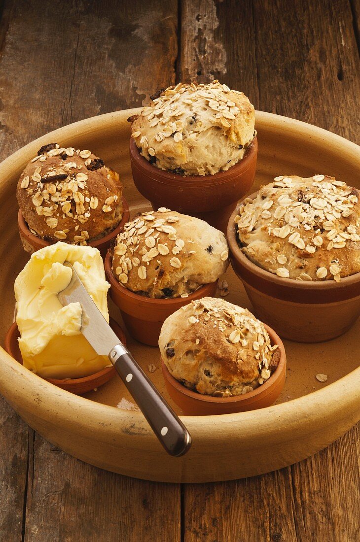 Blumentopfbrot mit Trockenfrüchten und Haferflocken