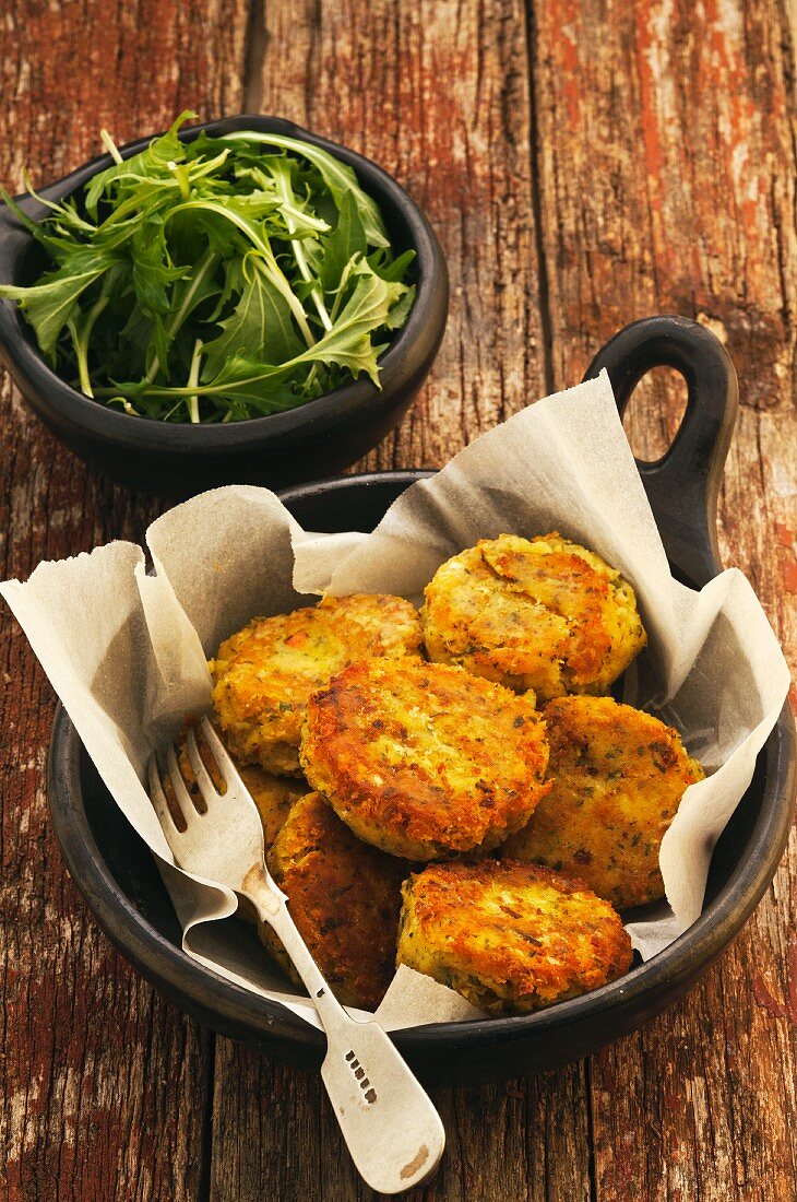 Würzige Kartoffelpuffer mit Salat