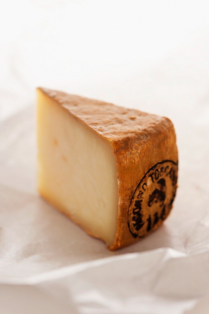 Pecorino (Ein Pecorinostück auf Wachspapier)