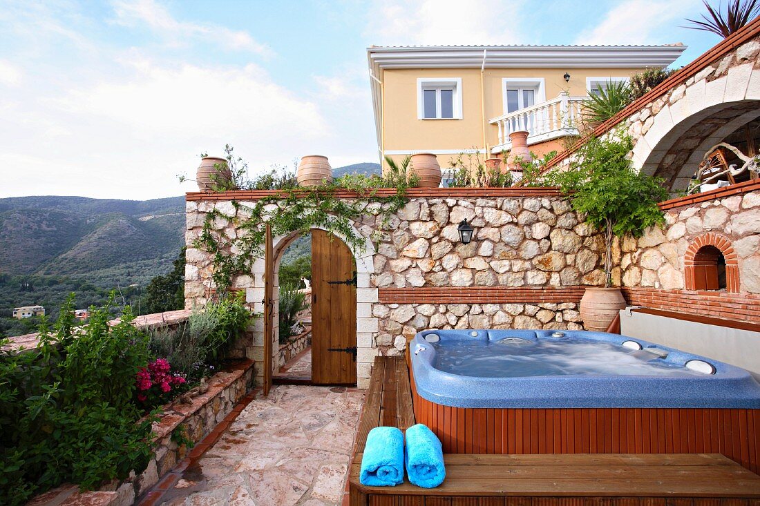 Whirlpool auf der Gartenterrasse (Villa Octavius, Lefkas, Griechenland)