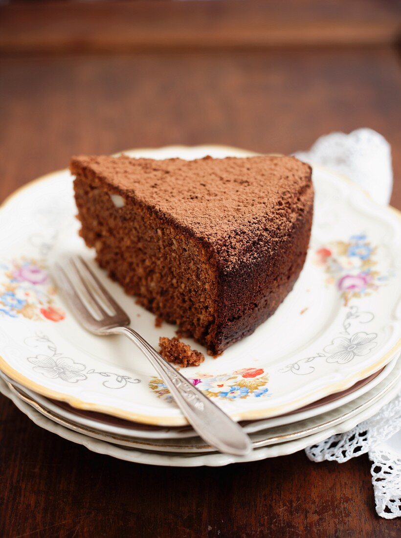 Schokoladenkuchenstück auf Tellerstapel