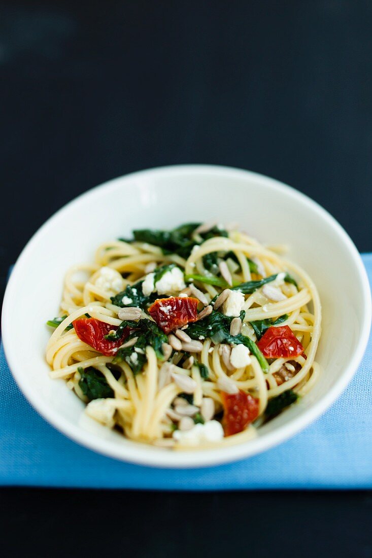 Spaghetti with spinach and sheep's cheese