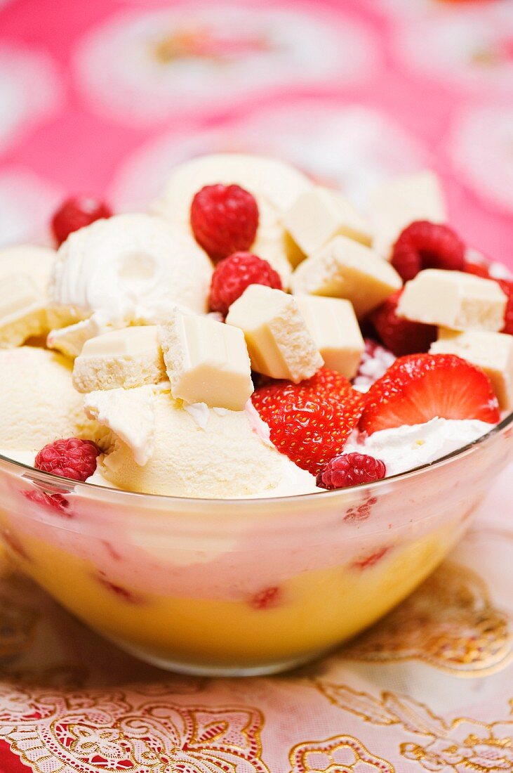 Vanilla ice cream with berries and white chocolate