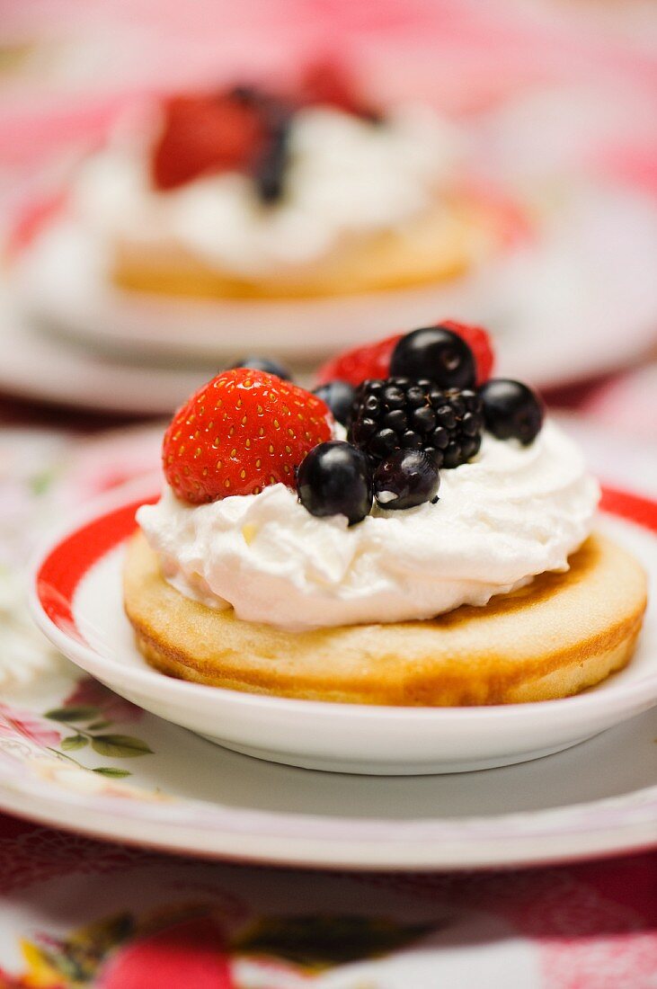 Pancake mit Beeren und Schlagsahne