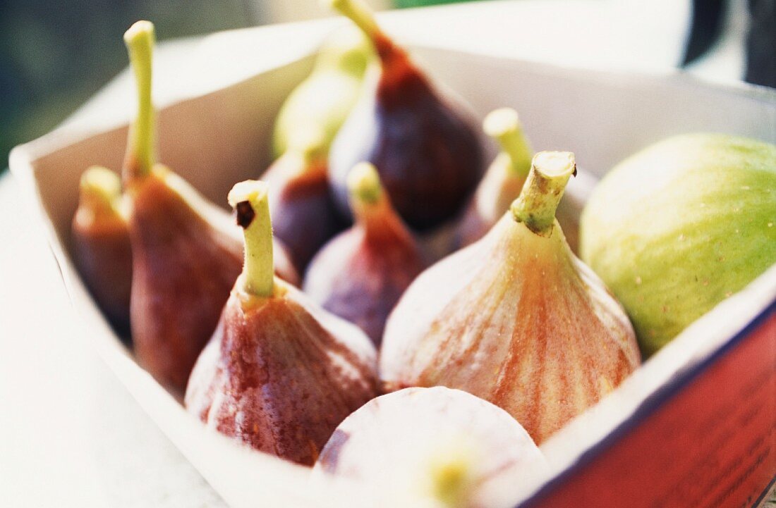 Fresh figs in a box