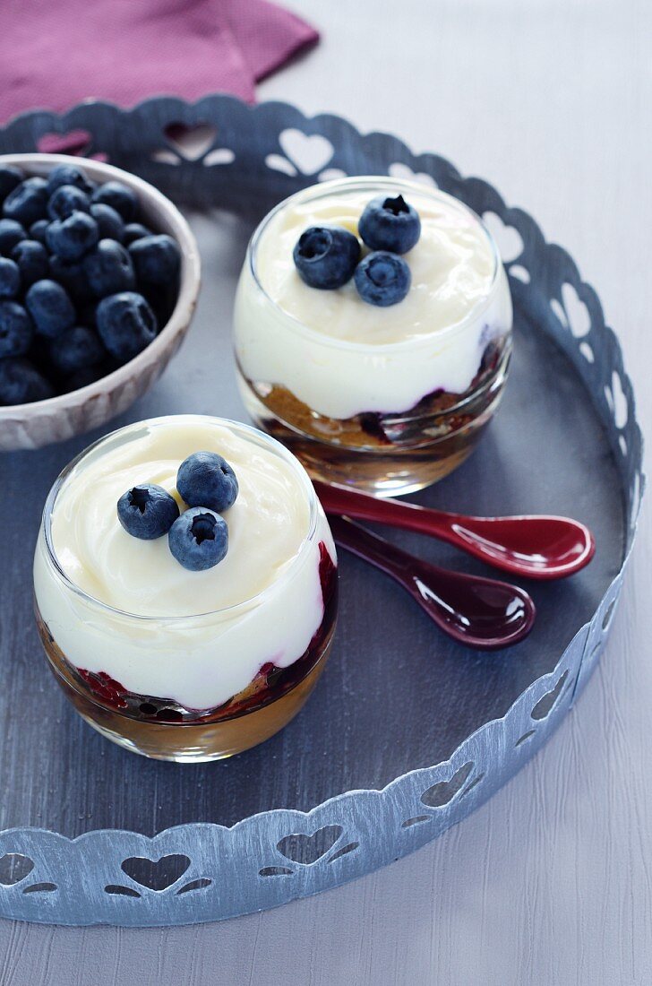 Schichtdessert mit Spekulatius, Heidelbeeren, Mascarpone und Frischkäse