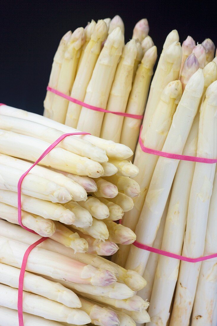 Bunches of white asparagus