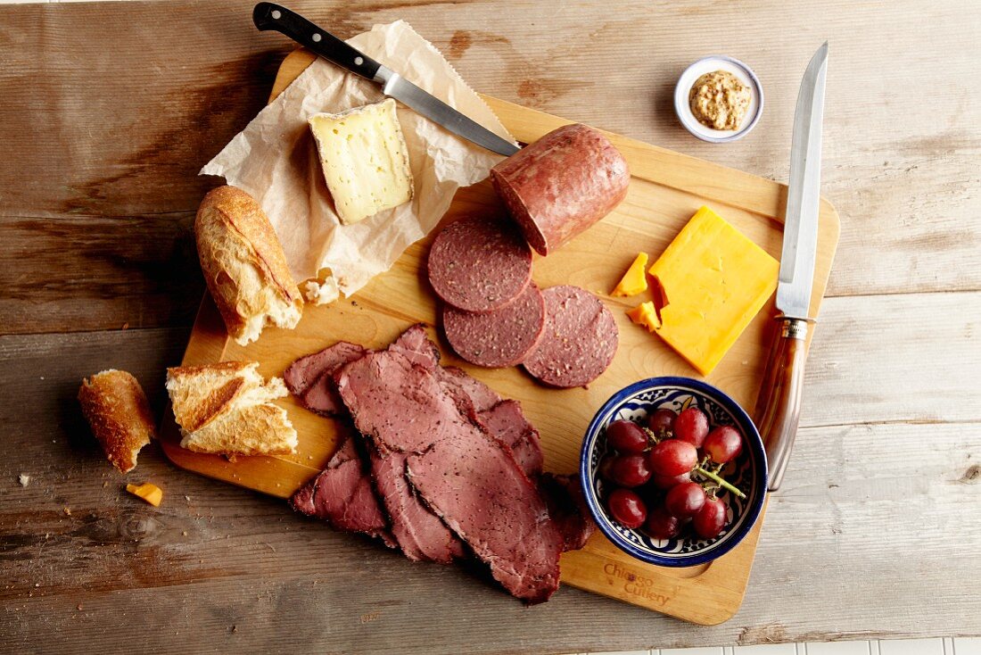 Büffel-Pastrami und Büffel-Salami mit Brot und Käse