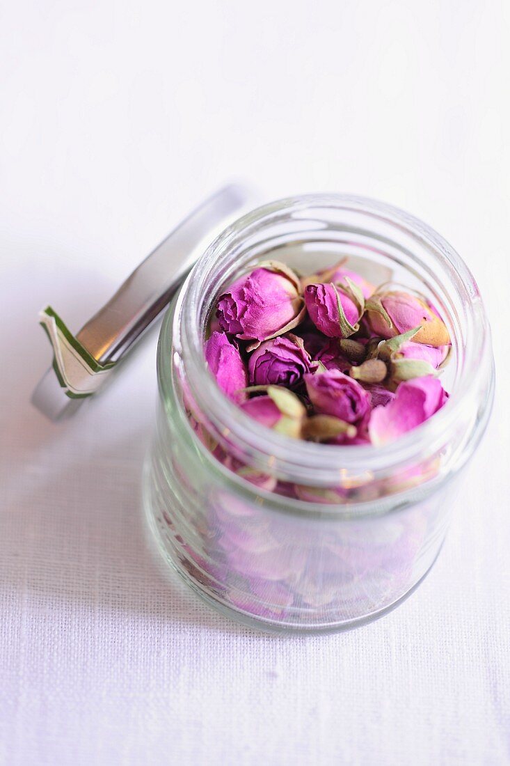 Getrocknete Rosenblüten in einem Schraubglas