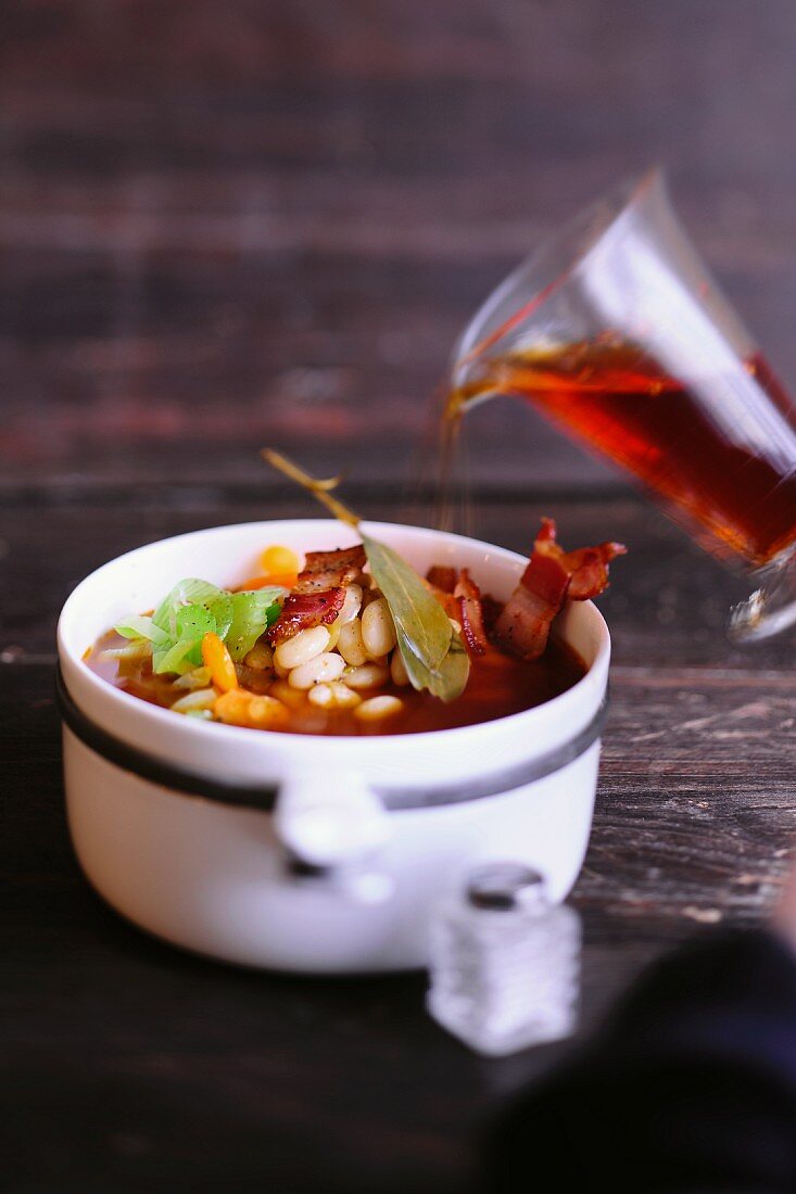 Rooibussuppe mit weissen Bohnen