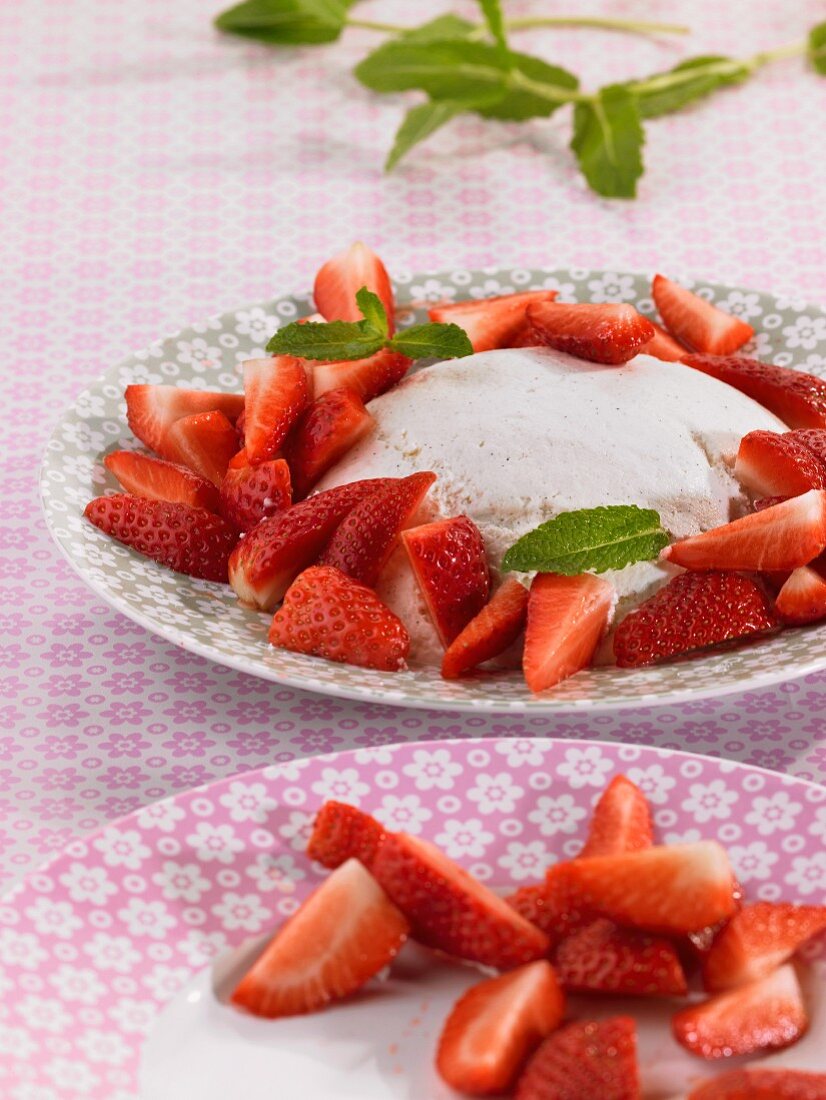 Joghurtmousse mit frischen Erdbeeren und Minze