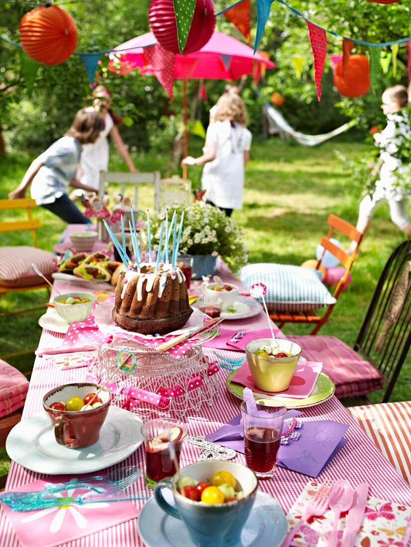 A birthday table in the garden with … – License Images – 11108926 ❘  StockFood