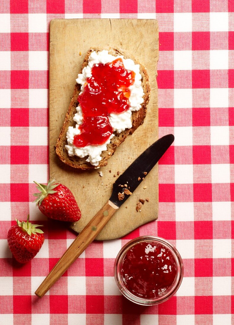 Frischkäsebrot mit Erdbeermarmelade