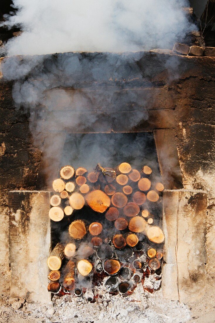 Holzstapel im Räucherhaus