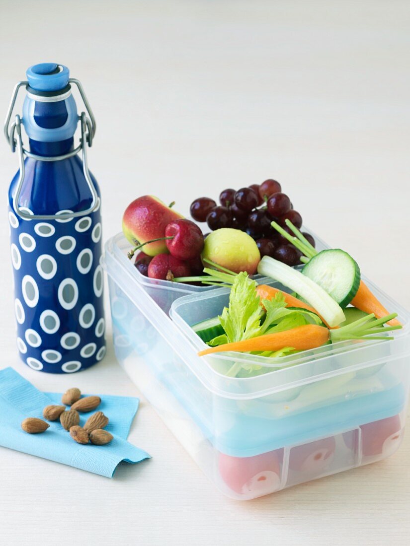 Trinkflasche & Lunchbox mit gesunden Snacks