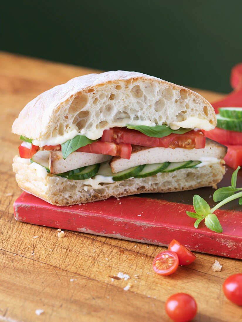 Sauerteig-Sandwich mit gegrilltem Tofu, Tomaten & Gurken
