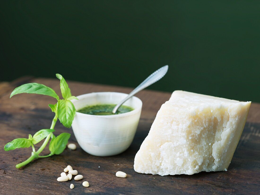 Pesto in Schälchen, daneben Basilikum & Parmesankäse