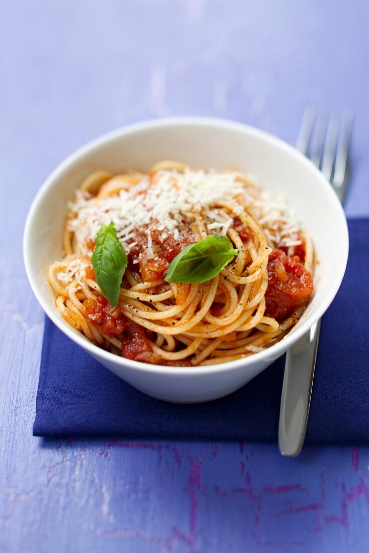 Spaghetti mit Tomatensauce, Parmesan und Basilikum